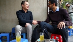 CEO Google ngồi vỉa hè uống trà đá với Nguyễn Hà Đông